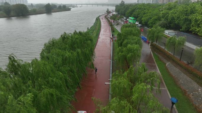 雨天迷你马拉松欢呼招手航拍城市欢乐跑