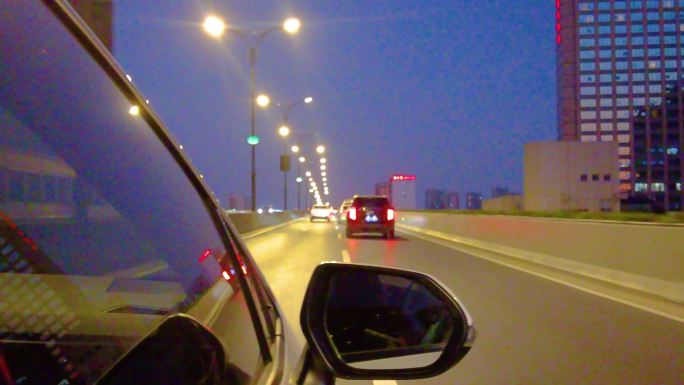 城市夜晚汽车在马路上行驶夜景视频素材40