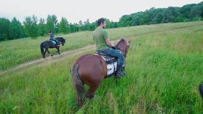 夏日骑马穿越田野的骑手