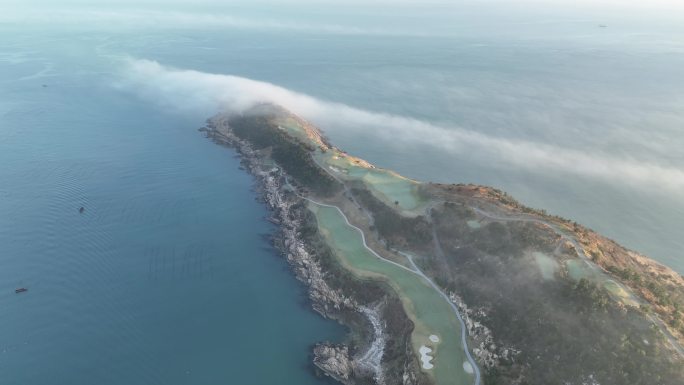 航拍平流雾下的威海市远遥韩亚高尔夫球场