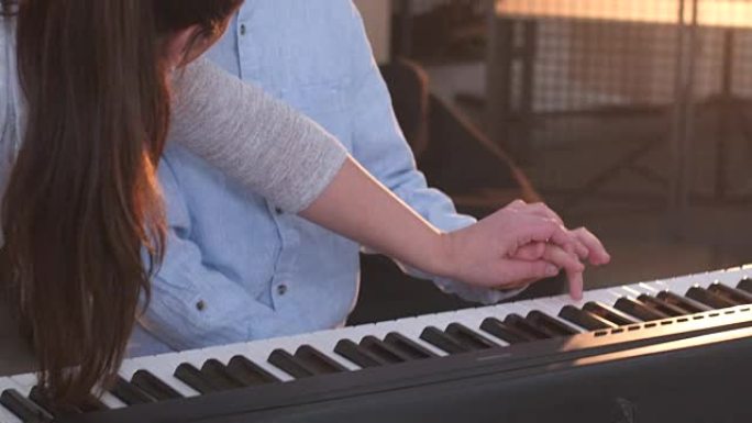 女人教小男孩弹钢琴