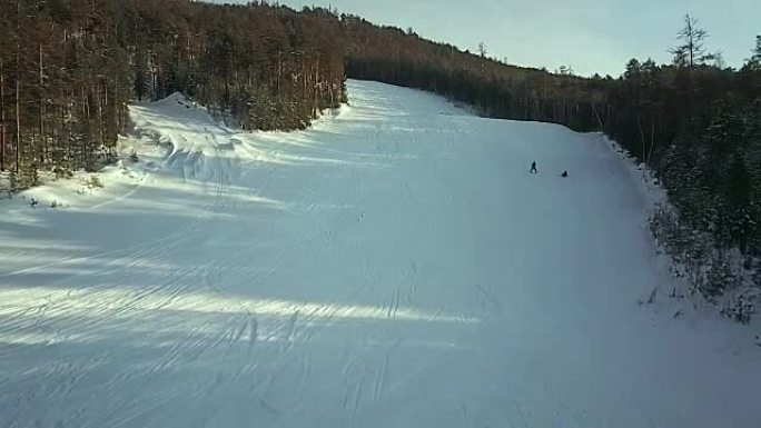 鸟瞰图: 滑雪者走下斜坡