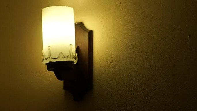打开和关闭挂在墙上的旧时尚电灯