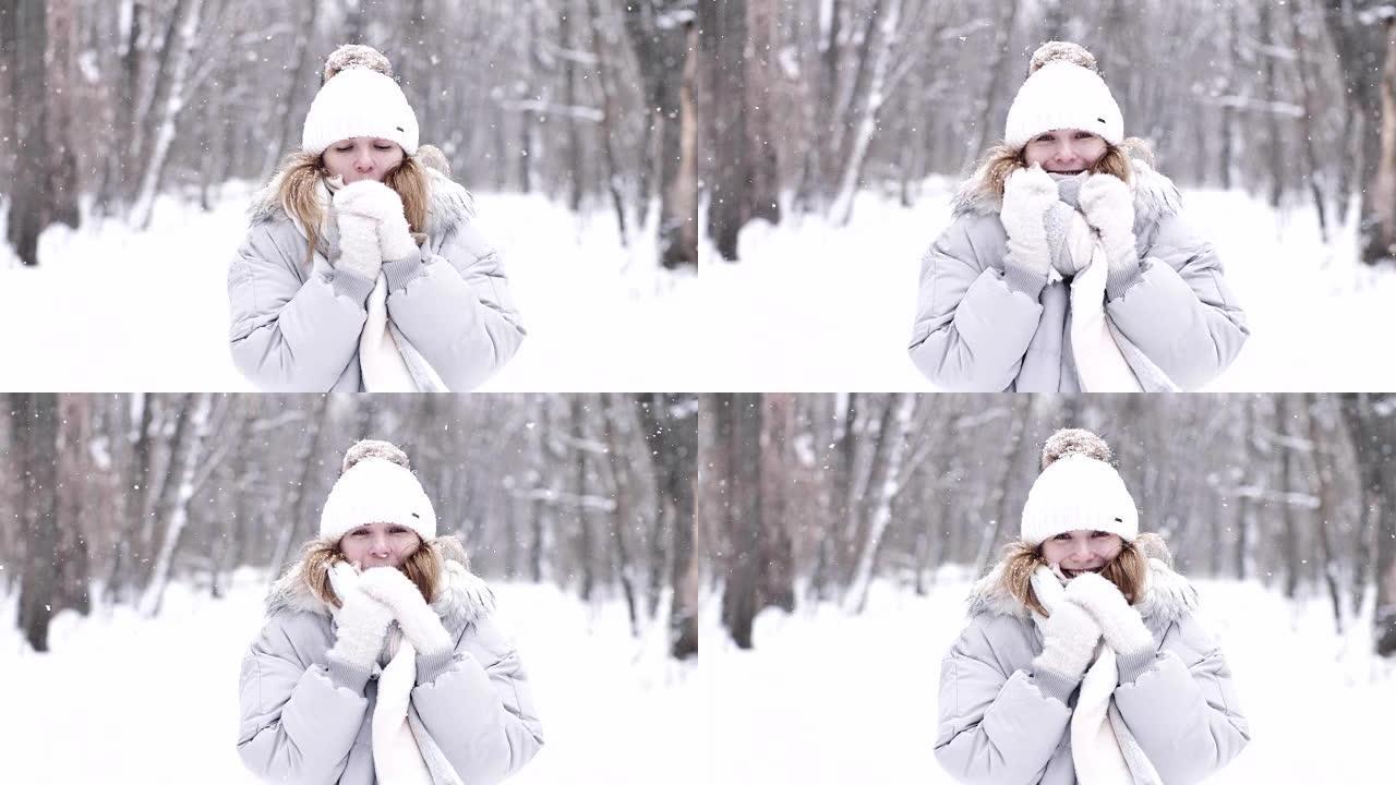冬天降雪时一个可爱的女孩的肖像。