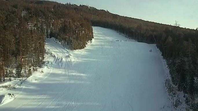 鸟瞰图: 滑雪者走下斜坡