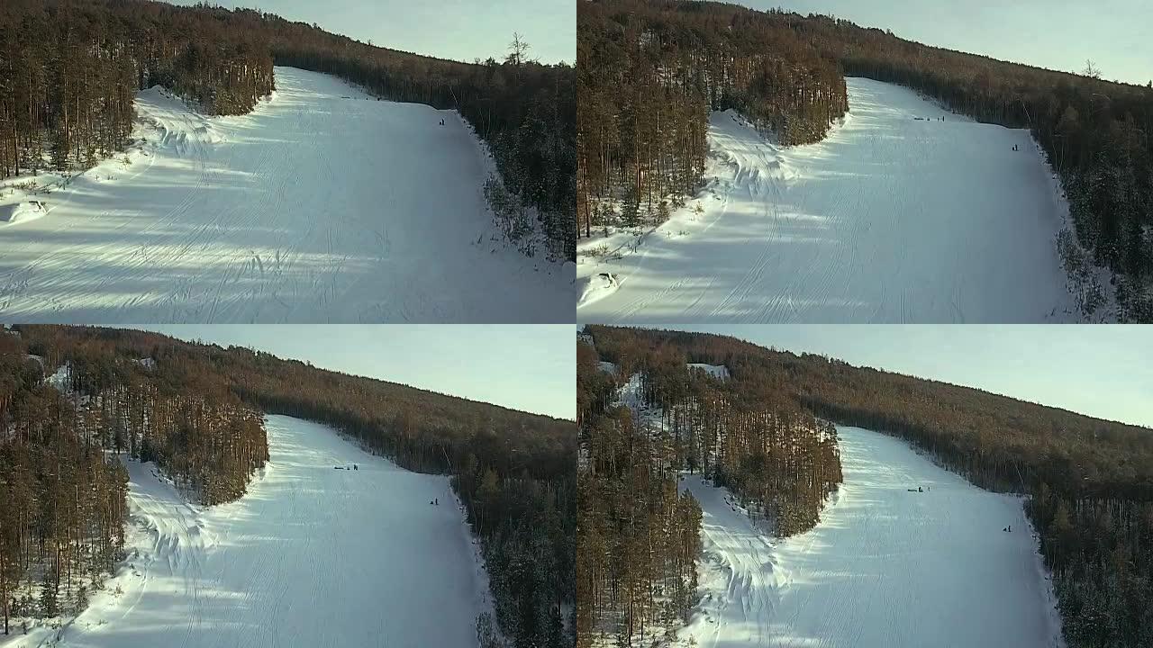 鸟瞰图: 滑雪者走下斜坡