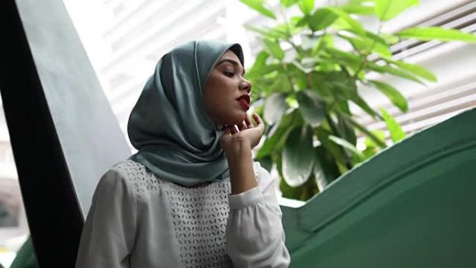 马来西亚妇女戴着头巾在城市放松