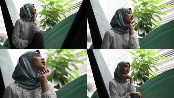 马来西亚妇女戴着头巾在城市放松
