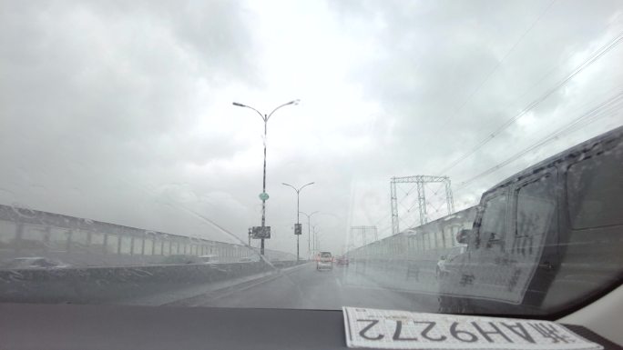 下大雨天气汽车开车