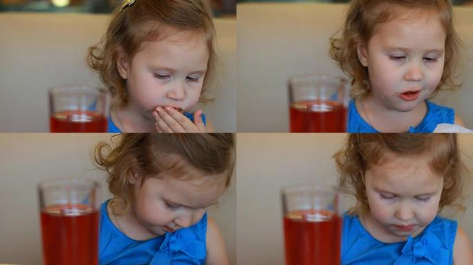 小女孩在咖啡馆吃快餐和喝果汁