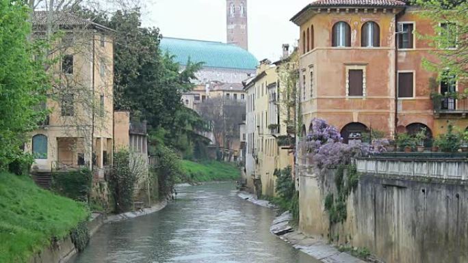 下雨天在维琴察 (意大利) 的运河