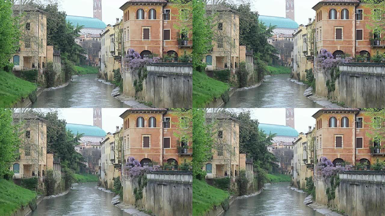 下雨天在维琴察 (意大利) 的运河