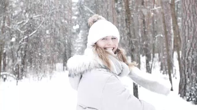 活泼活跃的女人正在扔雪球。冬天的时候。