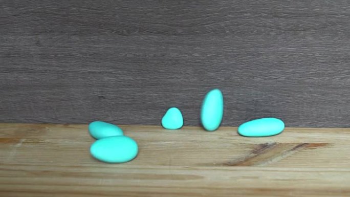 装饰性的蓝色石头落在木桌上。