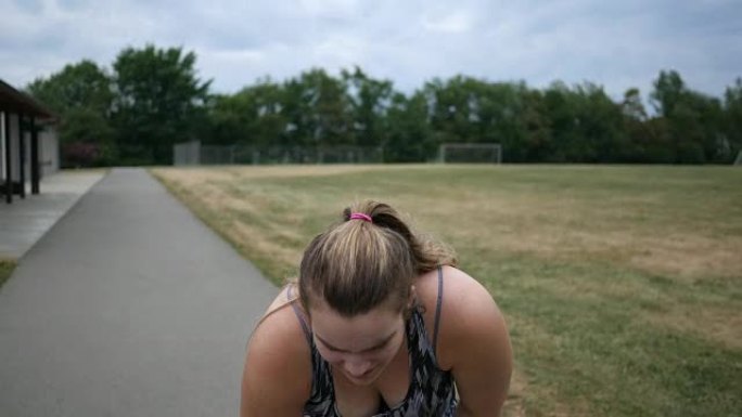 慢跑的女人在公园跑步时会呼吸急促
