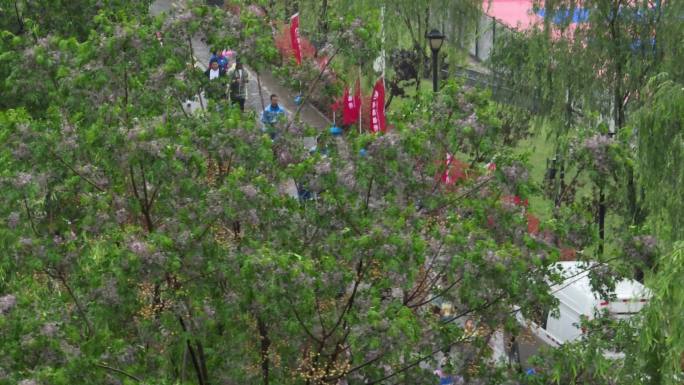 雨天迷你马拉松欢呼招手航拍城市欢乐跑