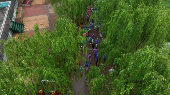 雨天迷你马拉松欢呼招手航拍城市欢乐跑