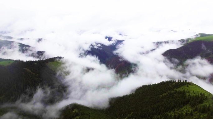航拍云雾环绕的大山