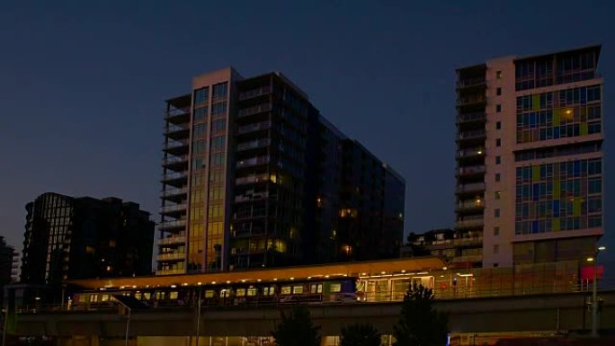 现代多层建筑和夏季傍晚的城市火车停靠