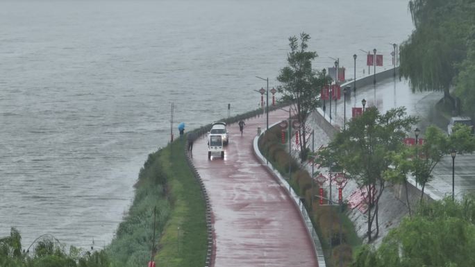 雨天迷你马拉松欢呼招手航拍城市欢乐跑