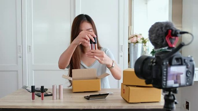 亚洲年轻女性博客在社交媒体概念上在家录制带有化妆化妆品的vlog视频在线影响者。实时流病毒