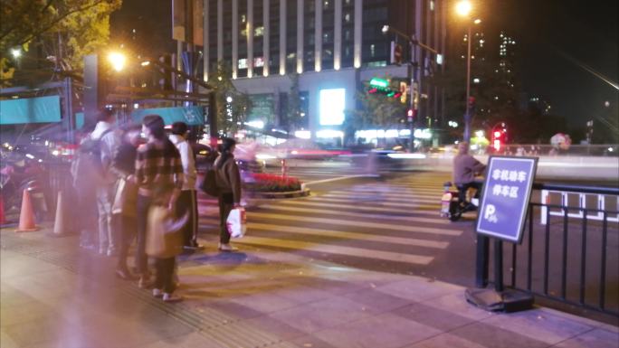 城市夜晚行人过马路车流人流延时