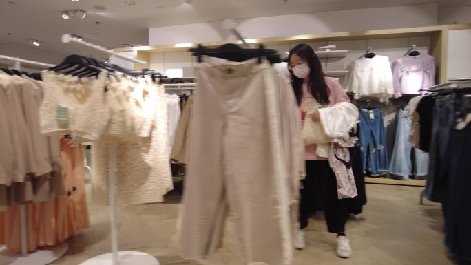 顾客逛街服装店