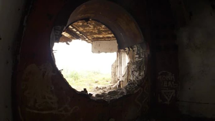 废弃建筑墙壁上的圆孔