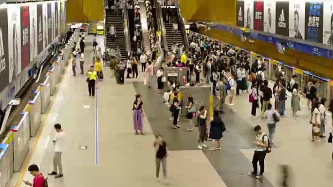 台湾繁忙的台北捷运火车站的超延时