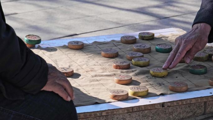 冬天户外老人下象棋特写