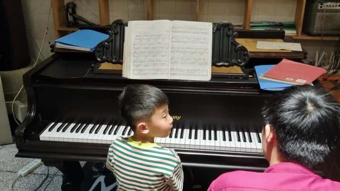 弹琴熟练局部小学生弹钢琴音乐老师钢琴教学
