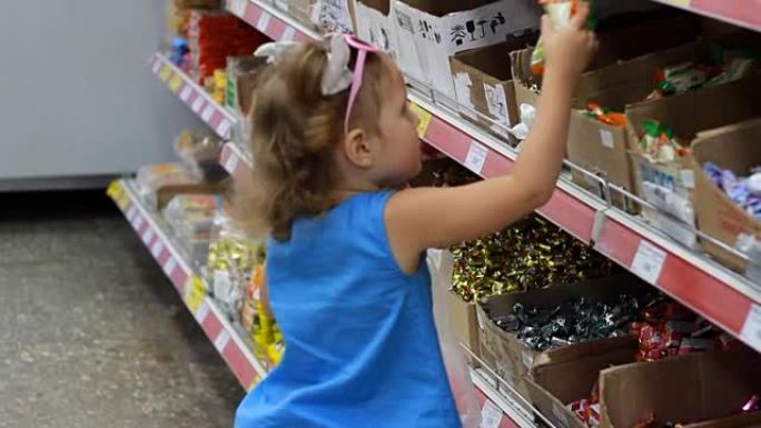 超市里的孩子买糖果和糖果。购物商店