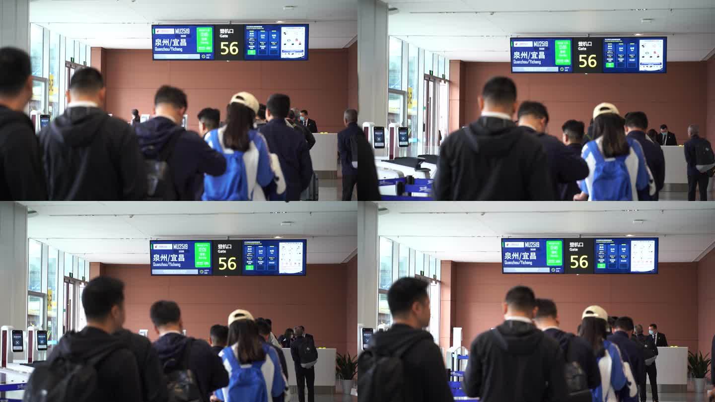 机场登机口排队等待登机人群