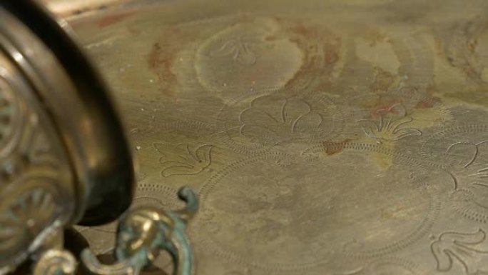 古代黄铜板美丽的纹理和圣杯