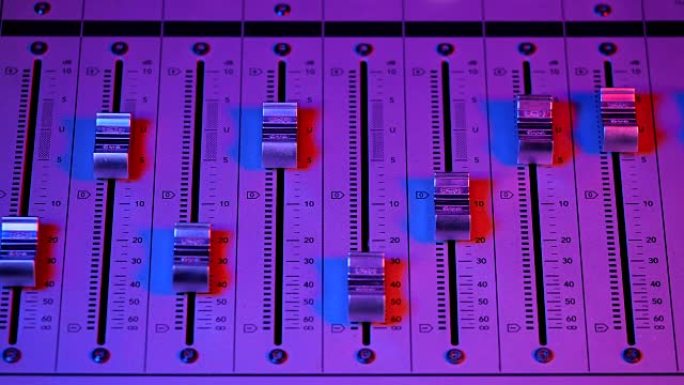 专业录音棚。声音处理设备的接口。推子。音频控制台的不同模式。创作歌曲或声音的过程。霓虹粉色旋钮灯