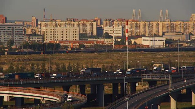 在汽车道路上，交通拥堵，在下一个轨道上，交通是免费的