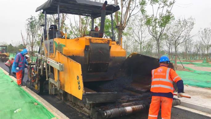 沥青铺路 公路修建 压路机 沥青车 施工