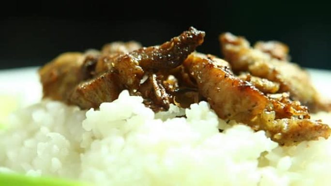 米饭上的大蒜炒猪肉，泰国菜