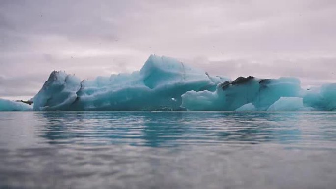 在冰岛Jokulsarlon冰泻湖移动的蓝色冰山的延时