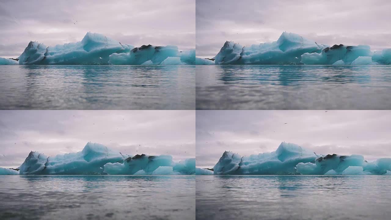 在冰岛Jokulsarlon冰泻湖移动的蓝色冰山的延时