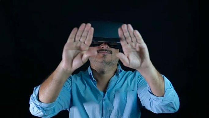 戴虚拟现实谷歌/虚拟现实眼镜的成年男子