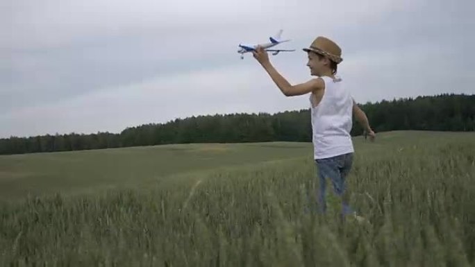 乡村男孩梦想家手持飞机在田野中奔跑