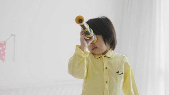 亚洲男孩正在通过双筒望远镜观看-股票视频