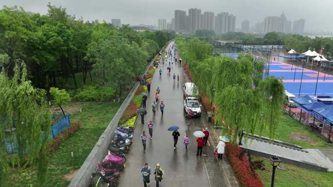 雨天迷你马拉松欢呼招手航拍城市欢乐跑