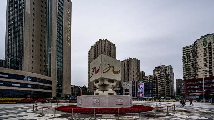 重庆城市风光杨家坪步行街-雕塑延时