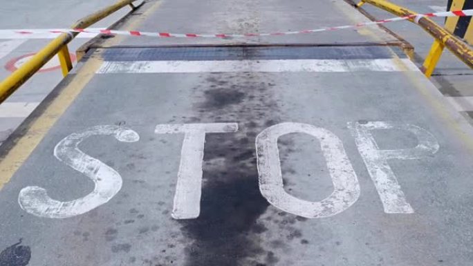 停车标志，道路上的文字，混凝土，道路，红色白色警戒带危险