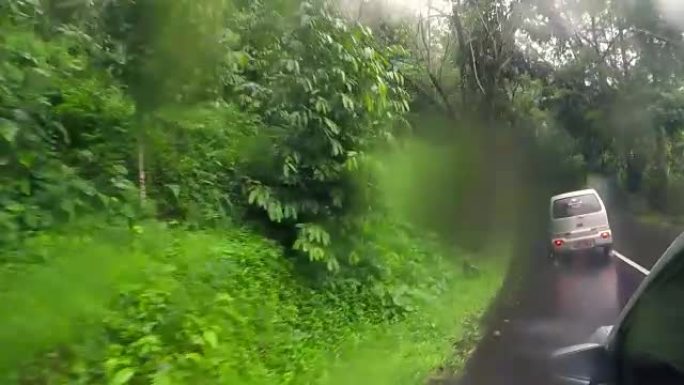 下雨天在印度尼西亚巴厘岛旅行。