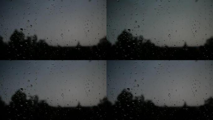 窗外有雷雨的暴风雨。玻璃上的雨滴。闪电放电。