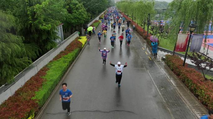 雨天迷你马拉松欢呼招手航拍城市欢乐跑