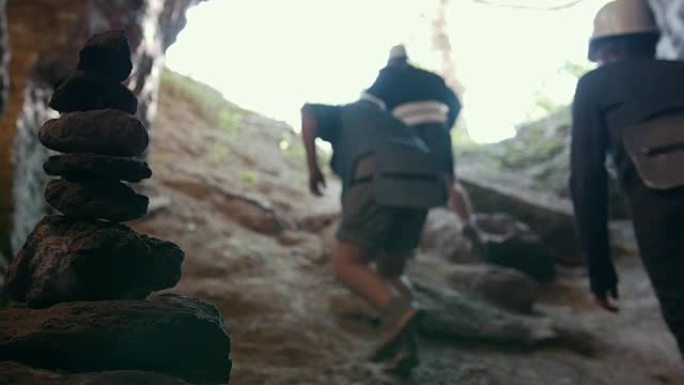 一群洞穴学家从洞穴中爬起来